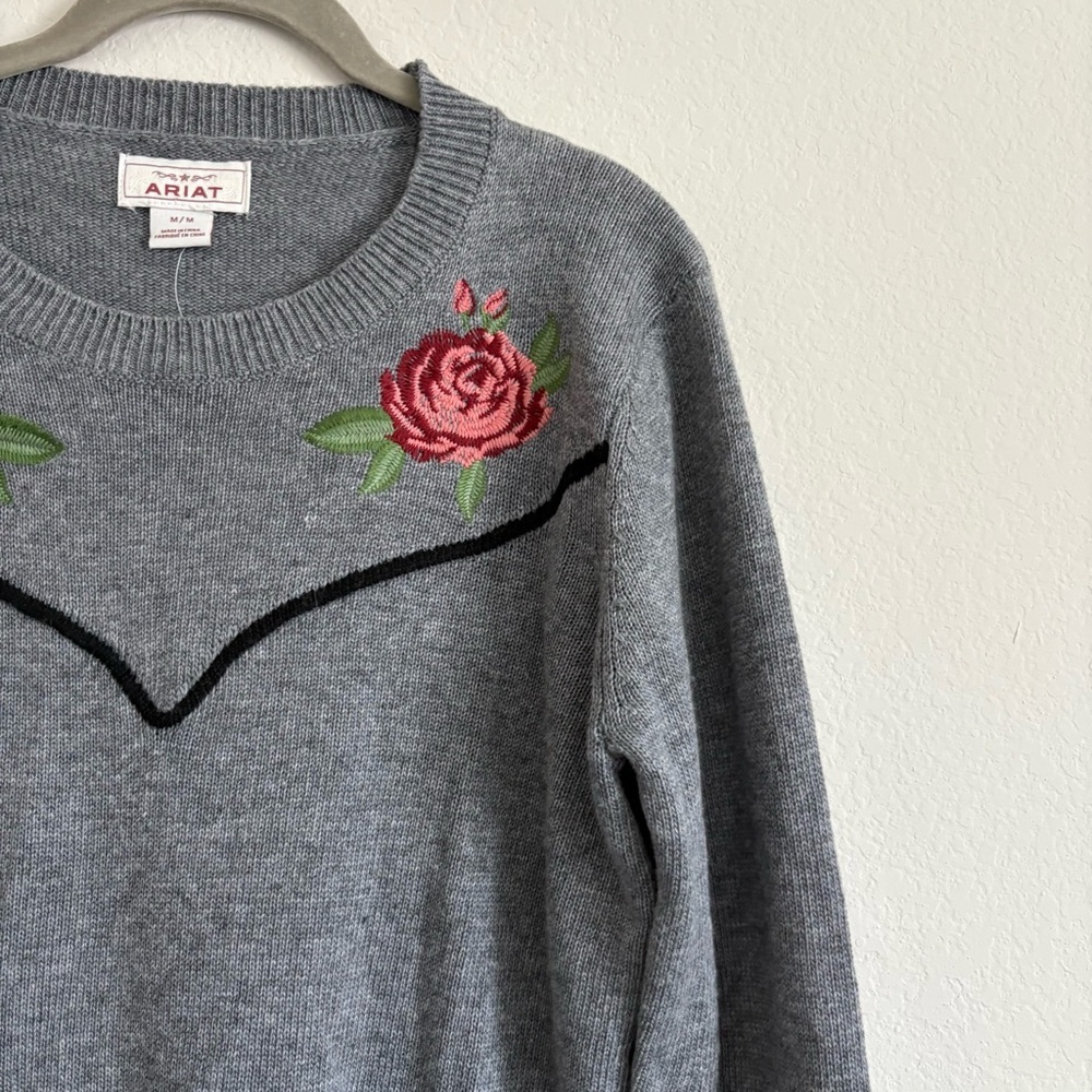 New with tags- Ariat Sharp Shooter Sweater with Floral Embroidery- size Medium - Picture 3 of 8